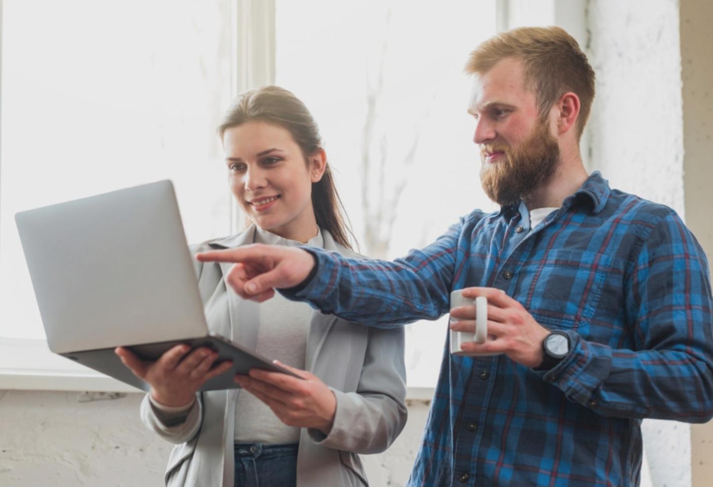 Environnement d'apprentissage collaboratif avec participants de différents secteurs travaillant ensemble