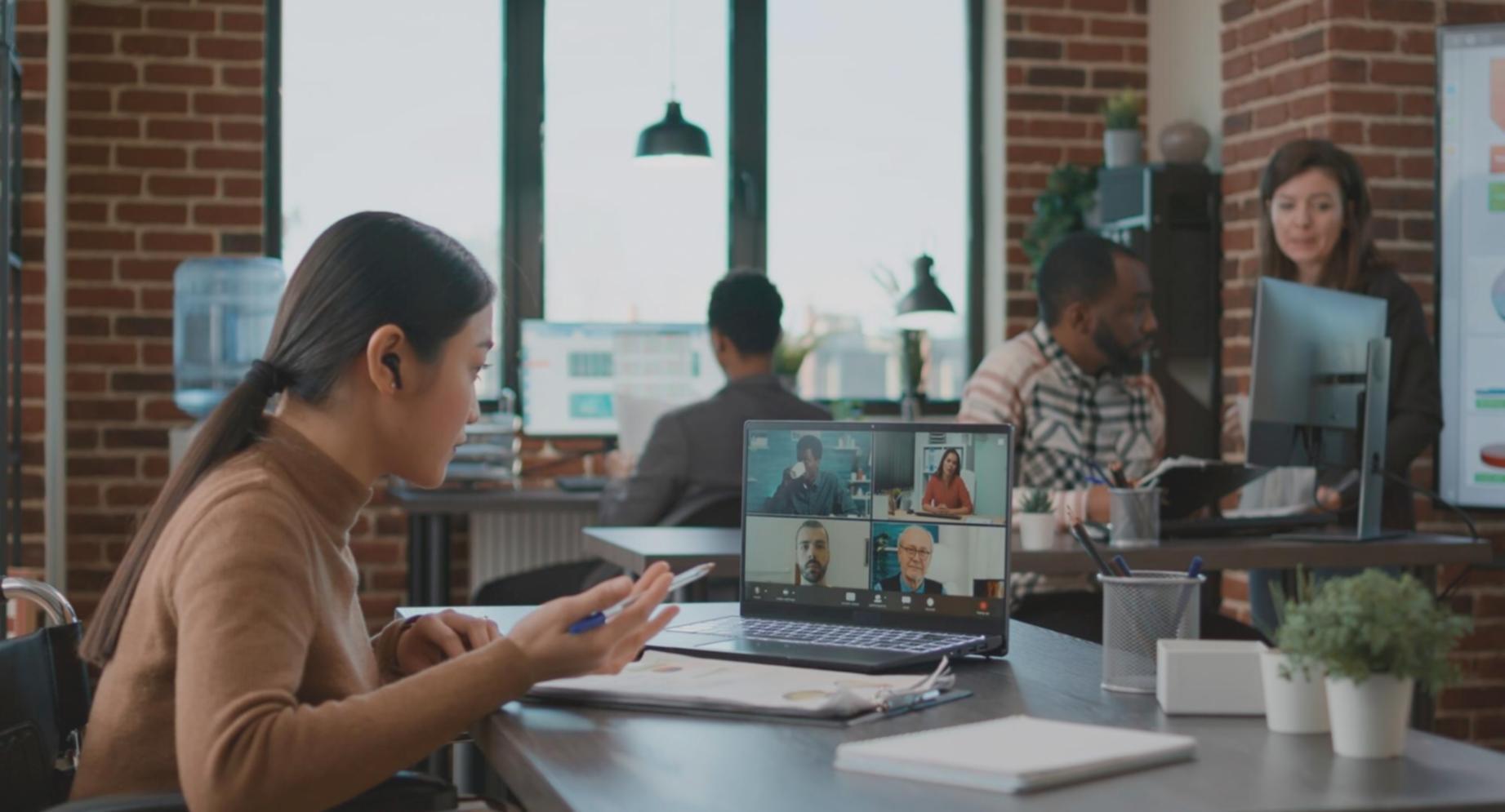 Espace de travail moderne pour l'apprentissage en finance avec ordinateur et documents financiers