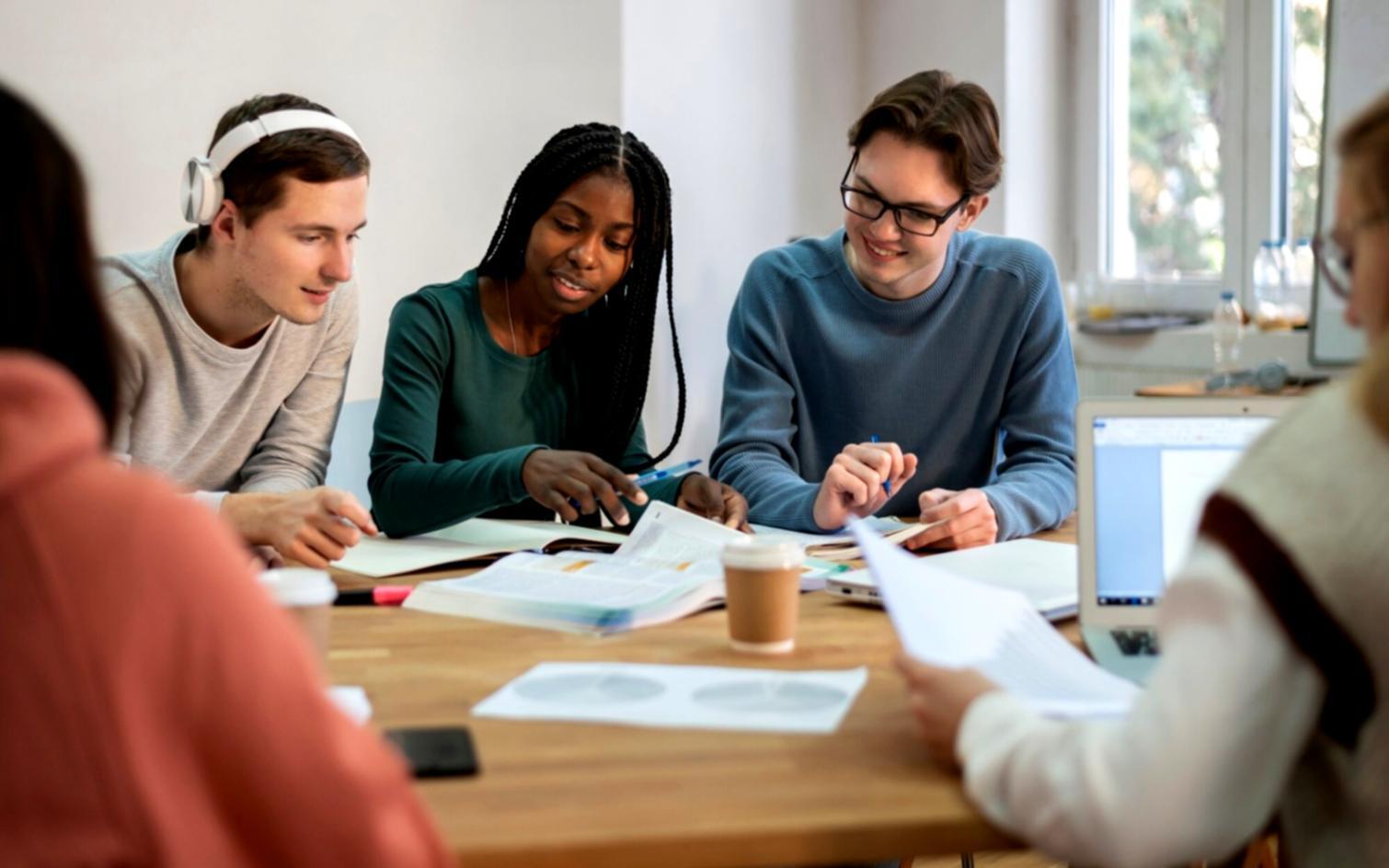 Tableaux financiers et calculatrice pour analyse d'investissement