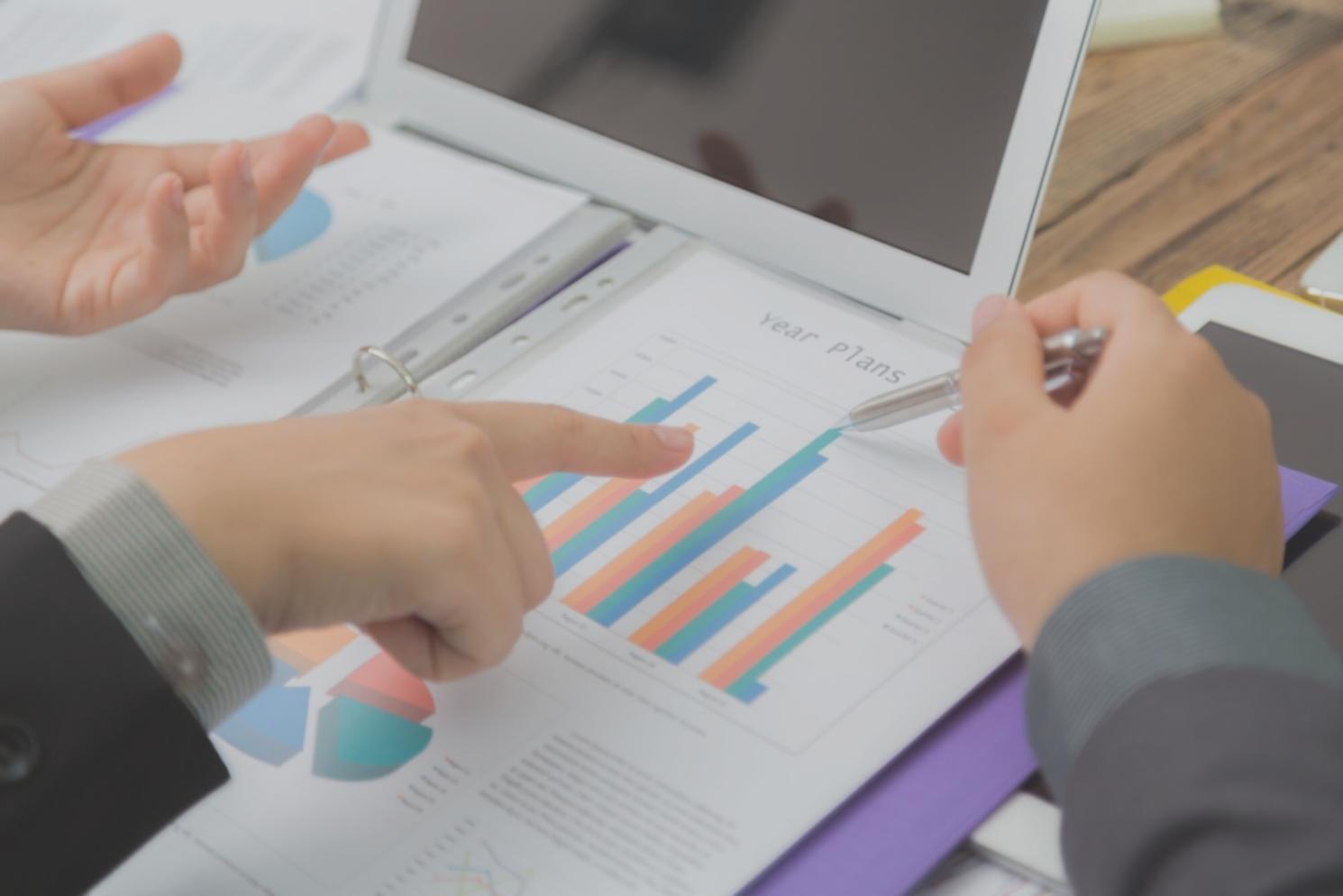 Analyse financière et graphiques d'investissement sur écran d'ordinateur